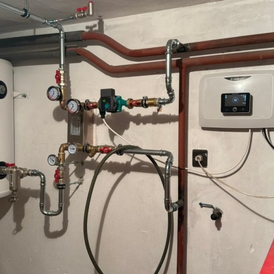 Puffer, hőcserélő és beltéri vezérlő